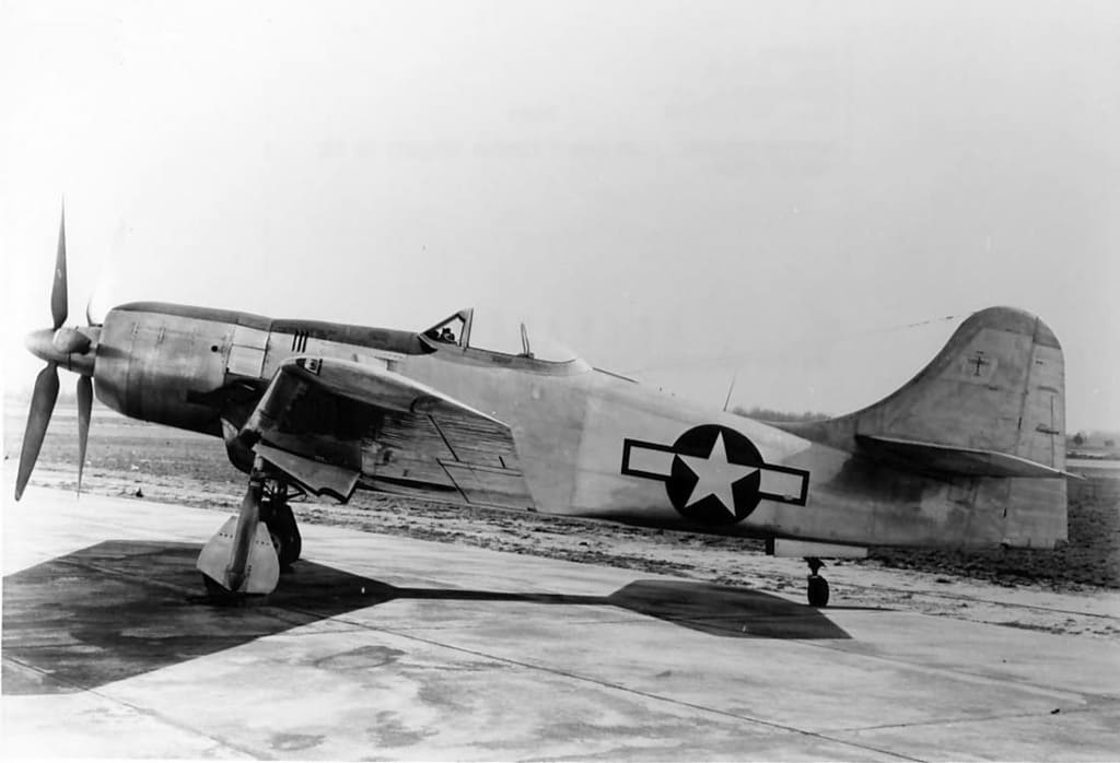 Опытный истребитель XF8B-1 во время контрольного фотографирования перед заводскими испытаниями
